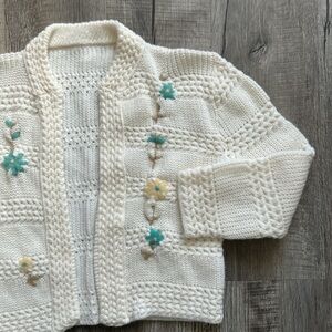 Vintage cream knitted cropped cardigan with floral embroidery details
